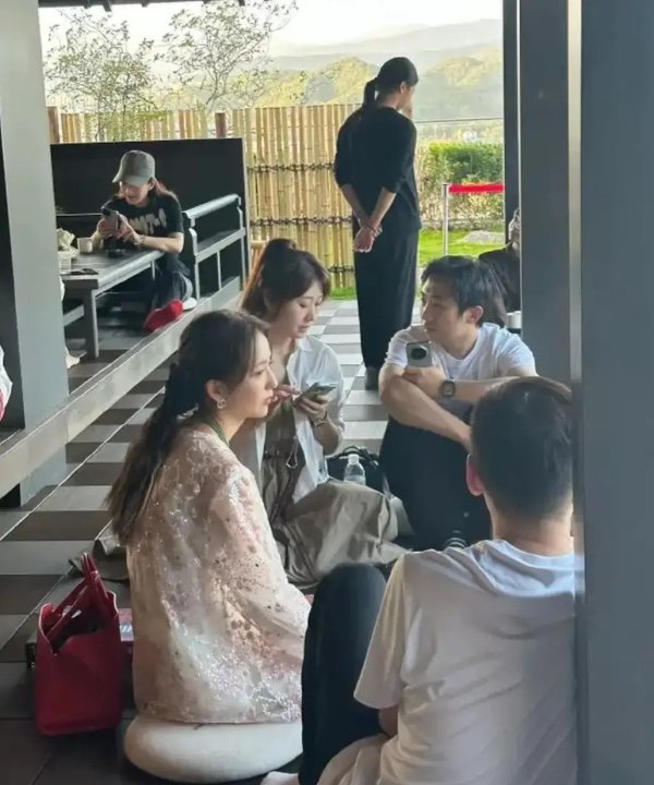 莆田安福家园 佟丽娅三亚被偶遇，穿考取上衣好意思如青娥