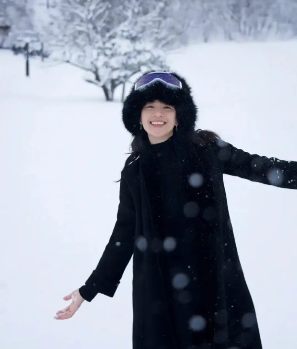 安福相册 章子怡日本度假，富士山看烟花庆生好恣意，与犬子同框好意思似姐妹花