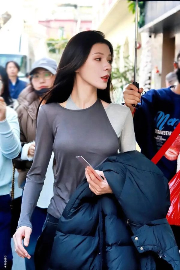 莆田安福相册 被张予曦帅到，拼接长袖上衣尽显前卫好意思感！