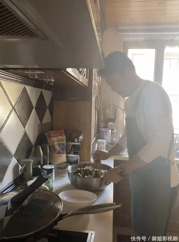 安福相册 52岁刘均在家包饺子，还不忘看《六姊妹》，刘均豪宅，宽绰大气！