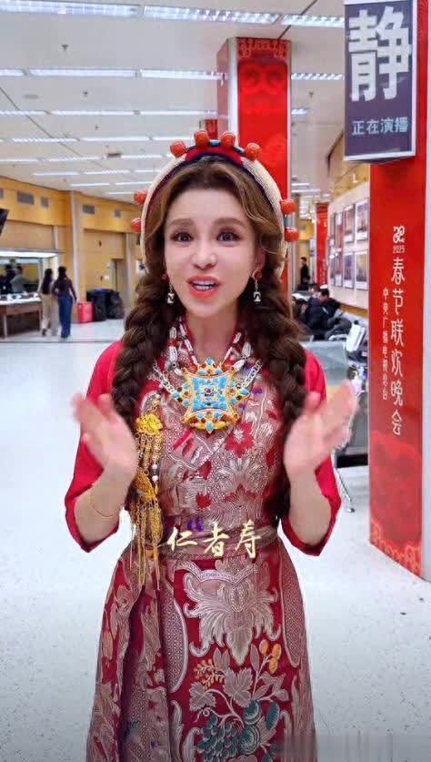莆田安福相册 朱迅元宵节后台照曝光！盛装出席显年青，扎两条麻花辫充满仙女感