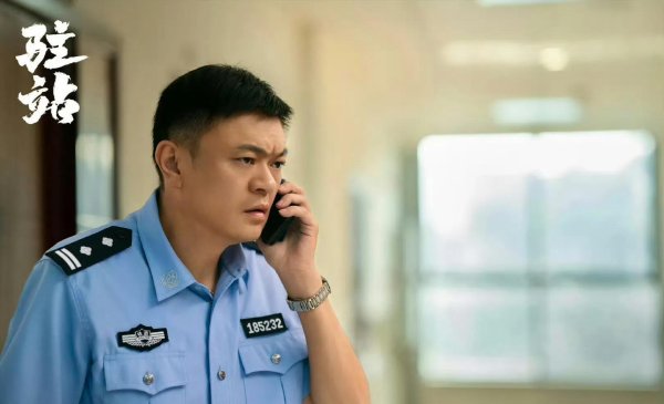 安福相册 高亮死字前暴瘦20斤 《驻站》剧照成临了影像