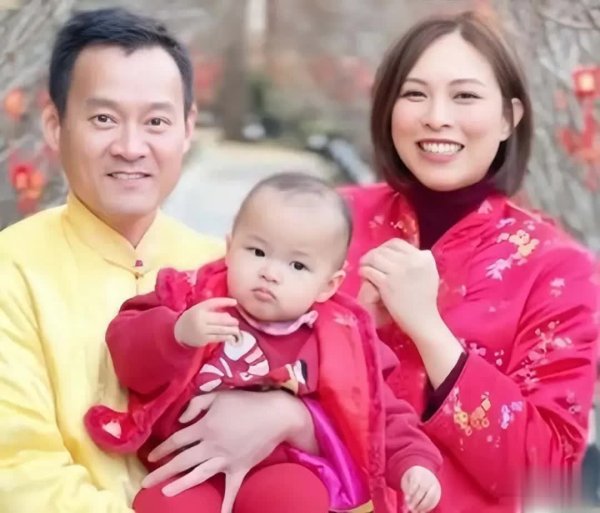 安福相册 捷报传来！香港闻名女星怀胎行将分娩，与伴侣联袂三载已成双对称