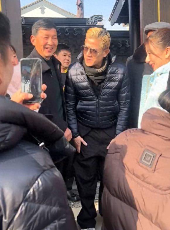 莆田安福家园 郭富城和57岁岳父同框，岳父已是爷爷了，天王帅气如小伙