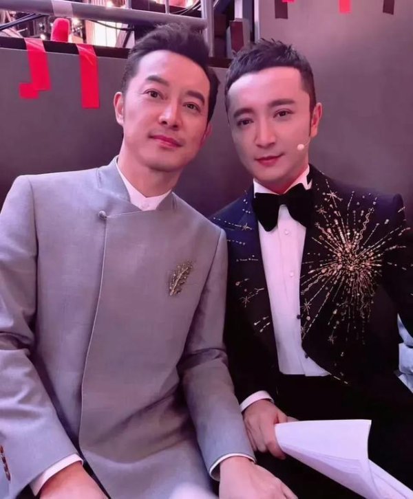 安福相册 胡可为沙溢庆生，称呼宠溺敬爱，俩孩子奉陪傍边，一胖一瘦太逗乐