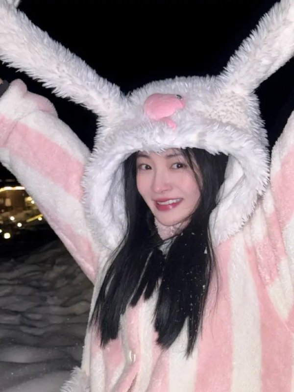 安福相册 周洁琼穿粉色睡袄化身小兔子，甜好意思又可儿，网友：青娥感拉满！