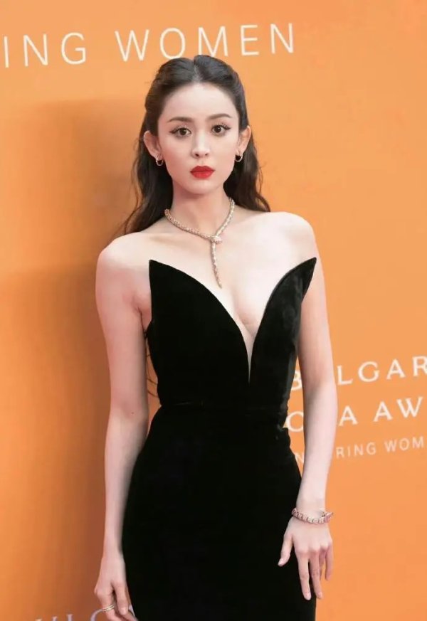 安福相册 古力娜扎孤苦玄色look尽显优雅风韵，实力抢镜