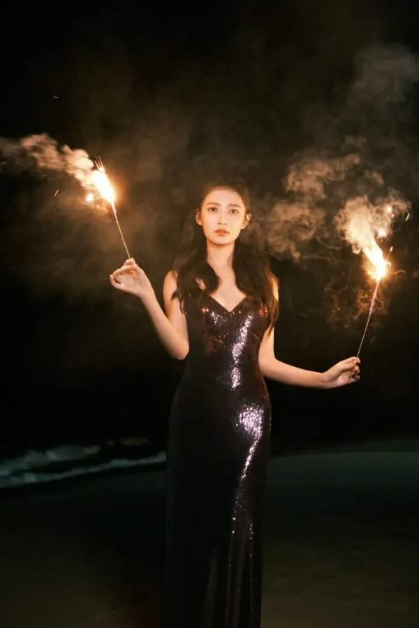 安福相册 陈钰琪孤立玄色look玩烟花，眼光讲理而刚烈