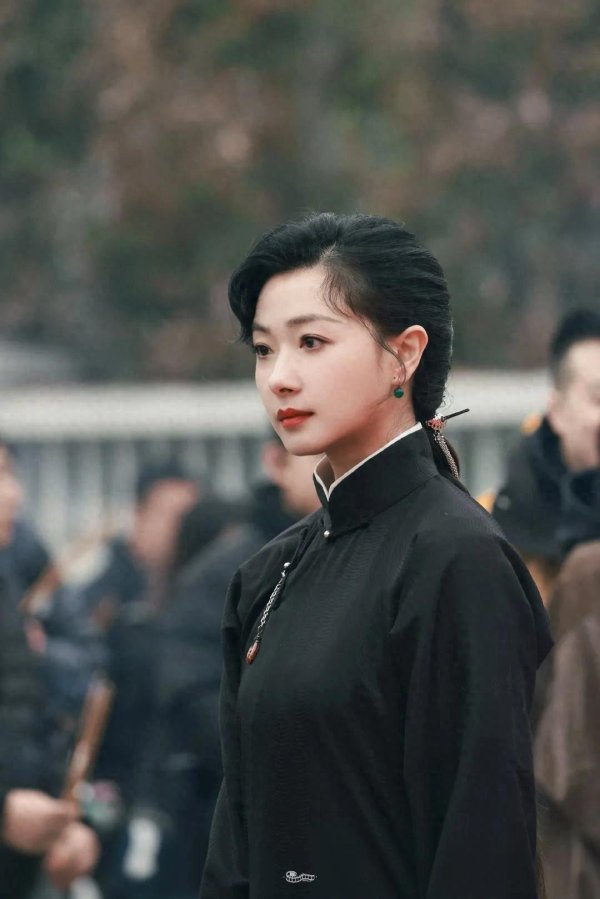 莆田安福相册 万茜换了新发型“豪气逼东谈主”，穿新录取长衫，易如反掌散漫东方好意思