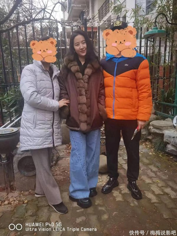 莆田安福家园 37岁刘亦菲回武汉过年，穿喇叭牛仔裤，未施粉黛，像个平素大学生