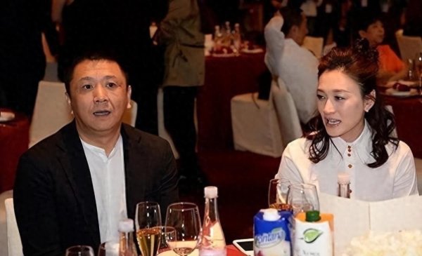 莆田安福相册 李小冉佳偶隐痛合体，她穿衬衫嫩似青娥，与大6岁老公似隔代东谈主