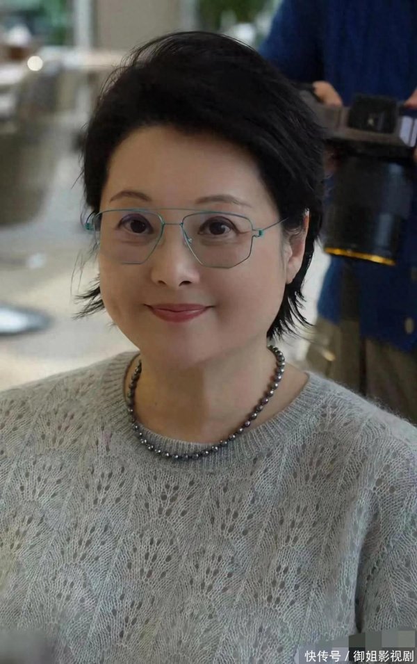 莆田安福家园 52岁袁立最新出头，肉体胖了许多，皮肤超好，长相几十年着实没变