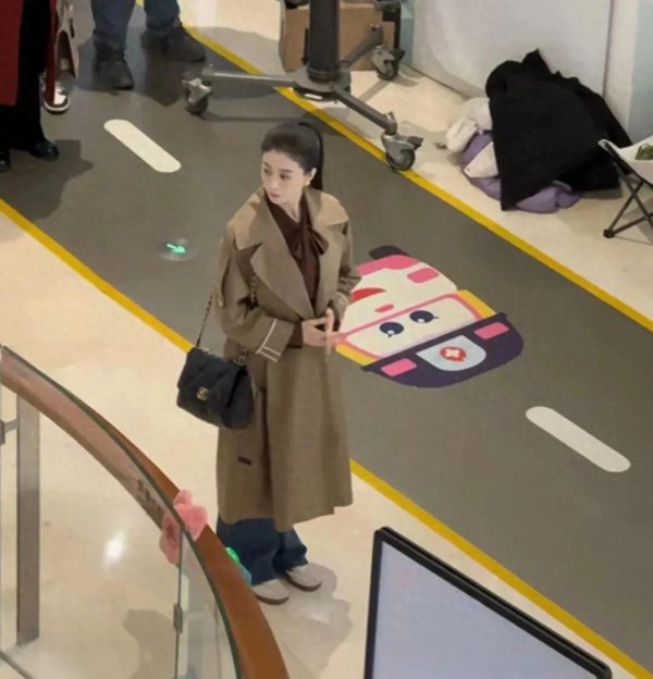 安福相册 蒋欣阛阓拍戏被拍，卡其风衣展现低调好意思，暴瘦后颜值再篡改高！