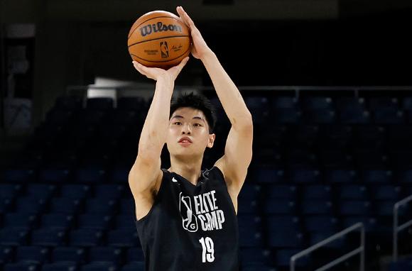 安福相册 崔永熙在NBA年薪58万好意思元 与CBA顶薪收支甚远