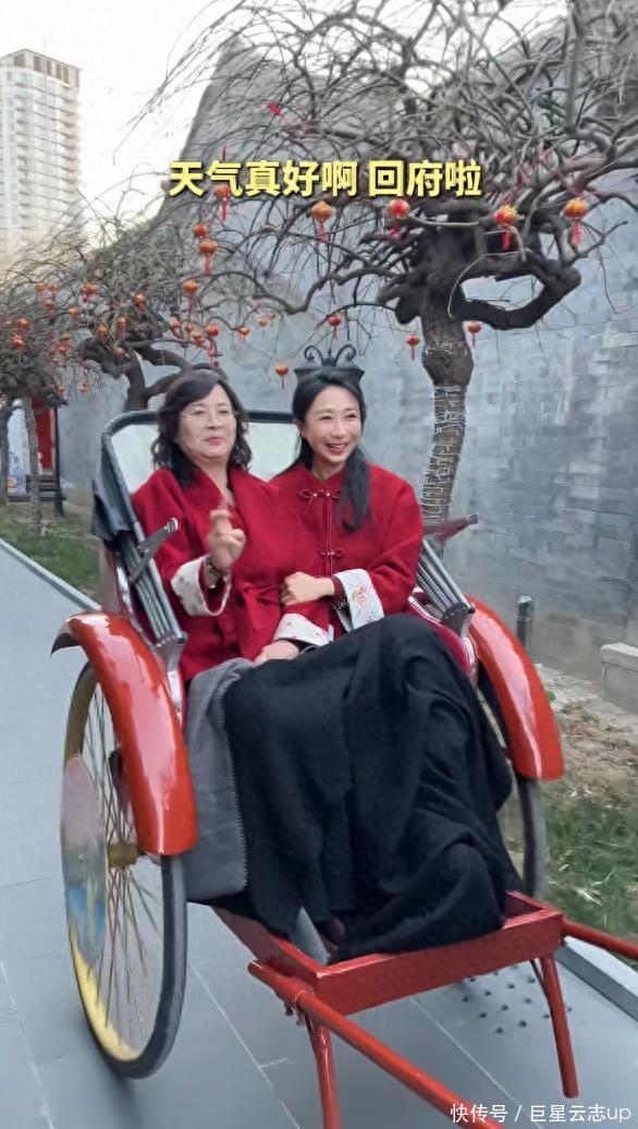 安福相册 孙红雷小15岁细君带姆妈王府吃下昼茶，听曲子逛园子，母女似闺蜜