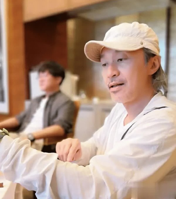 莆田安福相册 62岁周星驰约聚被偶遇，白T畅通裤双鬓斑白超真实