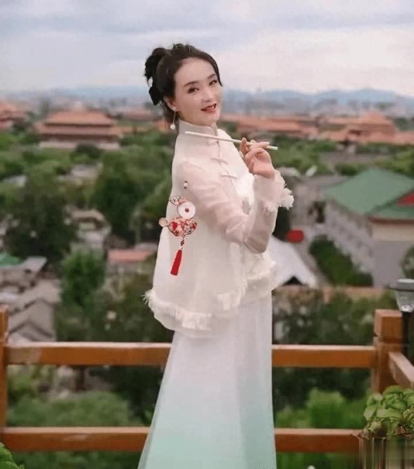安福相册 51岁王艳豪宅庆生，碎花裙马尾似仙女，故宫成绝好意思布景