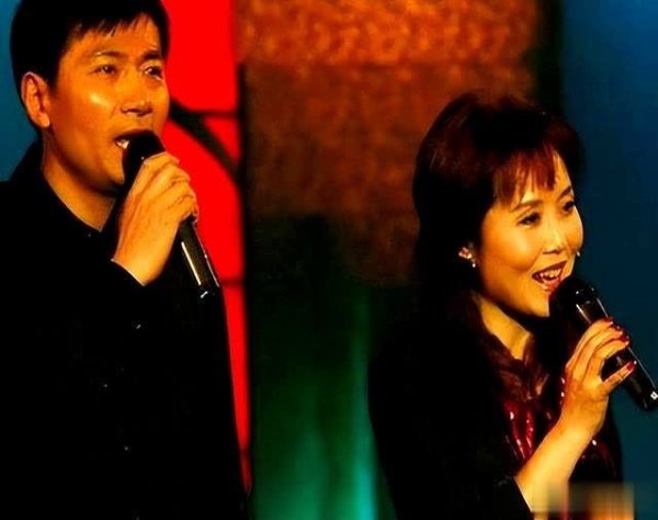 安福相册 出说念36年不冷不热，老婆凭一首歌红35年，他的故事不直爽