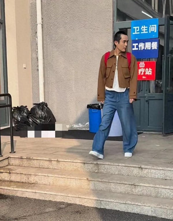 安福相册 王星登程录无穷特出班女友贴心陪，目光却仍惊愕