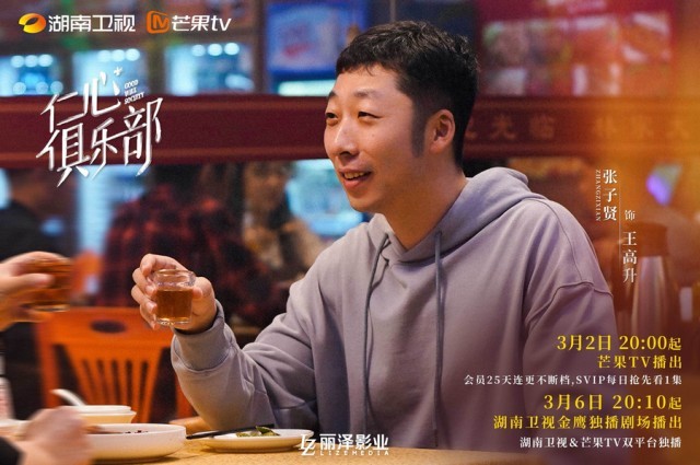 桌子前坐着穿蓝色穿着的东说念主AI 生成的骨子可能不正确。