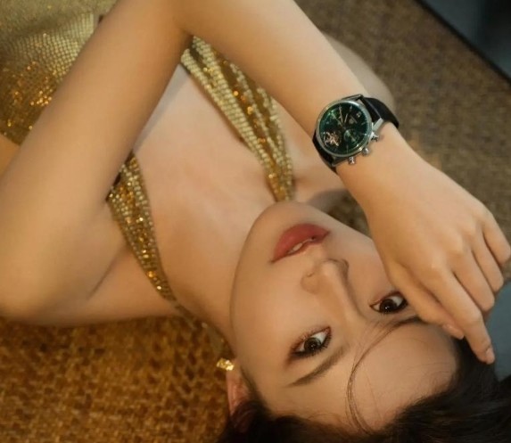 莆田安福家园 文咏珊金色深V好意思背长裙惊艳 比蛇年烟花还驻防