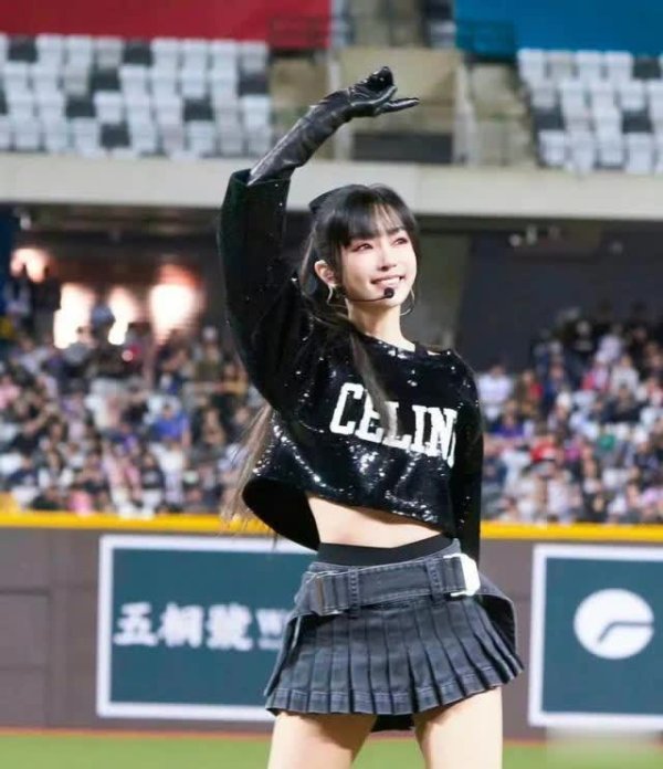 安福相册 51岁天后首度承认未婚生子，竟比男儿还显年青？