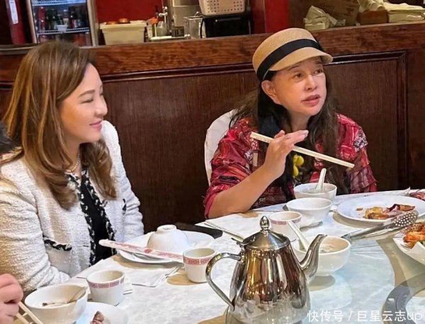安福相册 74岁刘晓庆国际聚餐，陌生让一又友曝光素颜照，老态尽显却更真实了
