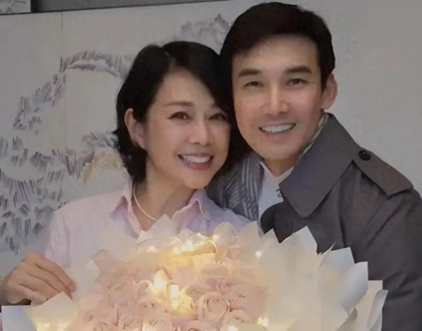 莆田安福相册 陈松伶回港过54岁诞辰，与老公贴脸秀恩爱，亲妈未现身