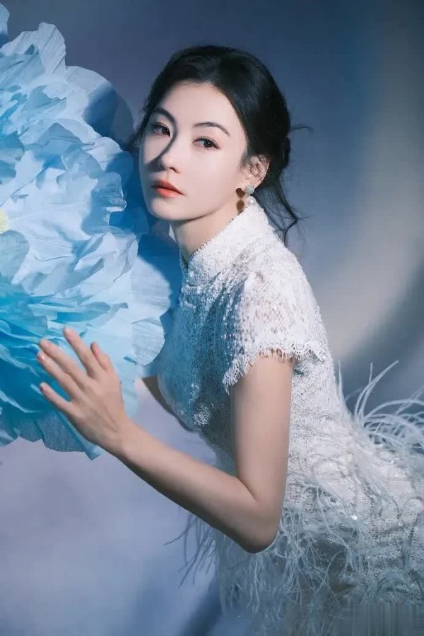 安福相册 张柏芝珍珠新登第造型：仙气飘飘照旧“珍珠奶茶”式审好意思？