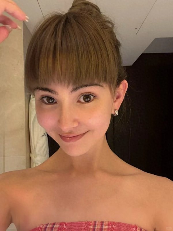安福相册 昆凌晒7岁犬子夺冠照正脸似周杰伦 周董为小女儿理发
