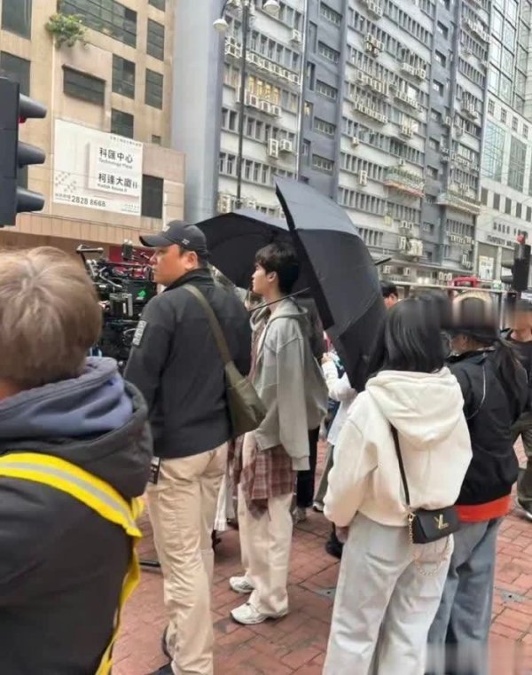 莆田安福家园 34岁李钟硕街头被偶遇，瘦下来颜值回春似芳华男大