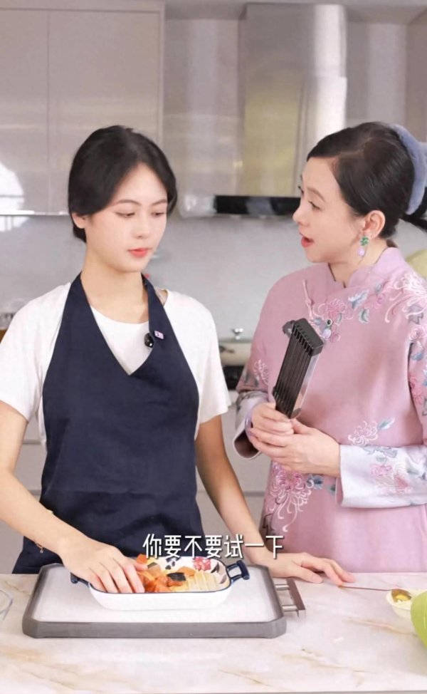 安福相册 翁虹晒与两男儿合照，白鹿短发且变黑，母女似姐妹