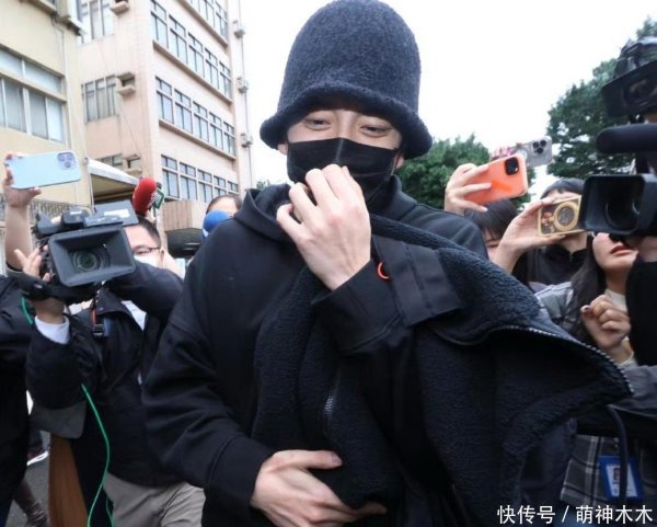 安福相册 王大陆交保离开法院，面露浅笑状况能够，富二代好友轻伤吹成重伤