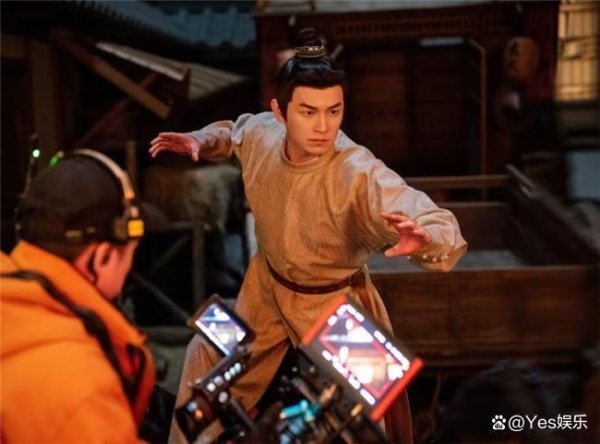 莆田安福家园 杨旭文晒《唐诡长安》花絮照 粉丝直呼“你就符合上班”