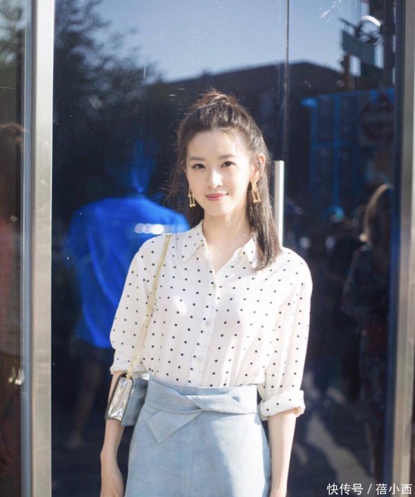 安福相册 殷商夫人章泽天气场开挂，穿衬衫配半身裙，半扎发型洋气又惊艳