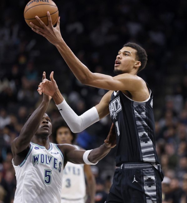 安福相册 爱德华兹：我是文班亚马的超等粉丝 他是NBA的新门面