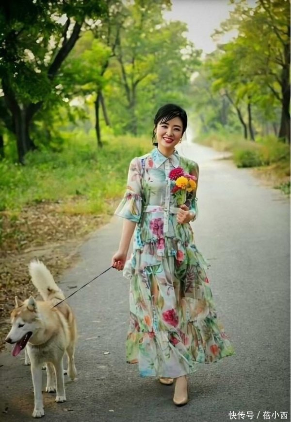 安福相册 周涛去遛狗带火了一种贵妇穿搭：印花裙+麻花辫，56岁好意思出新高度