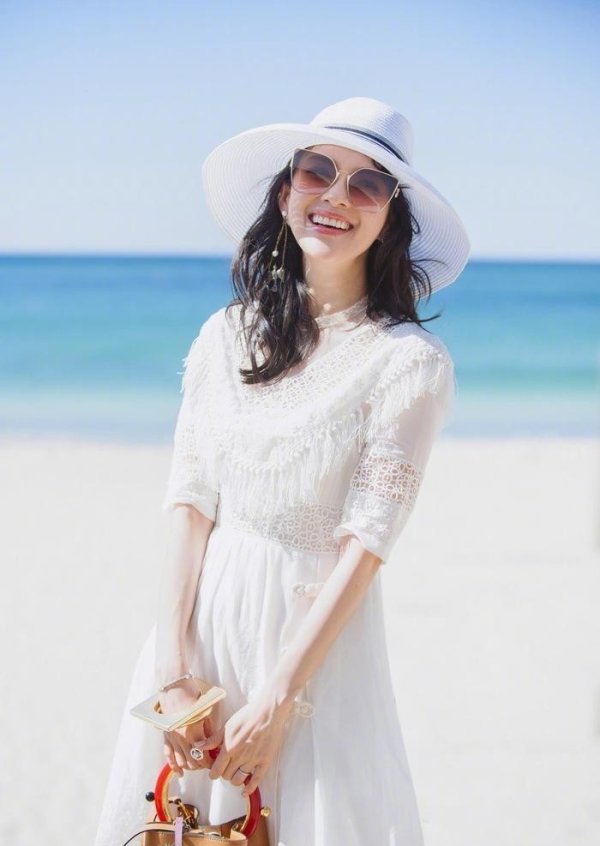 莆田安福相册 46岁章子怡近照曝光，羊毛卷造型似25岁仙女