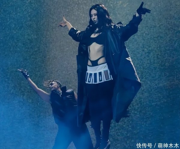 安福相册 韩星jennie放飞自我！在泰西开演唱会越穿越少，跳舞姿势很苦恼