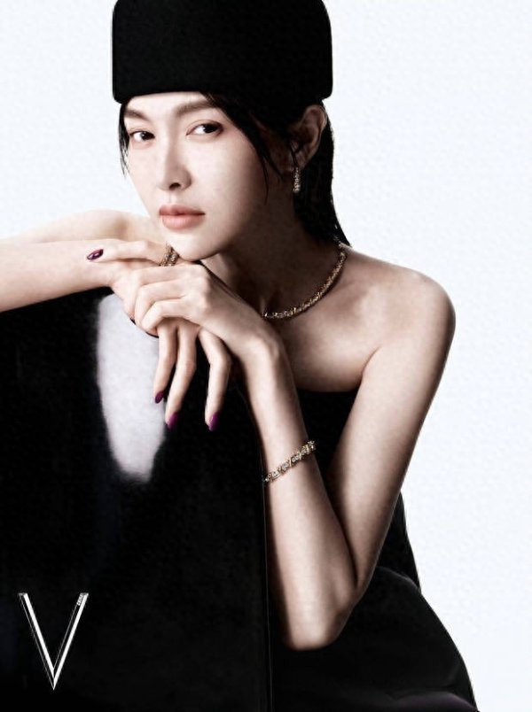 莆田安福相册 唐嫣穿抹胸黑礼裙气场全开 宛若优雅黑天鹅