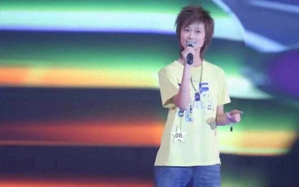 莆田安福家园 41岁李宇春穿露背裙夹发卡，女东说念主味完全！