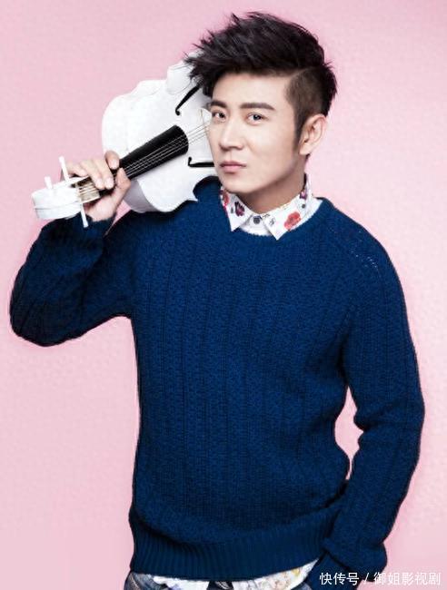 莆田安福相册 39岁知名演员街头卖草莓，跷二郎腿还价还价，曾三次登上央视春晚