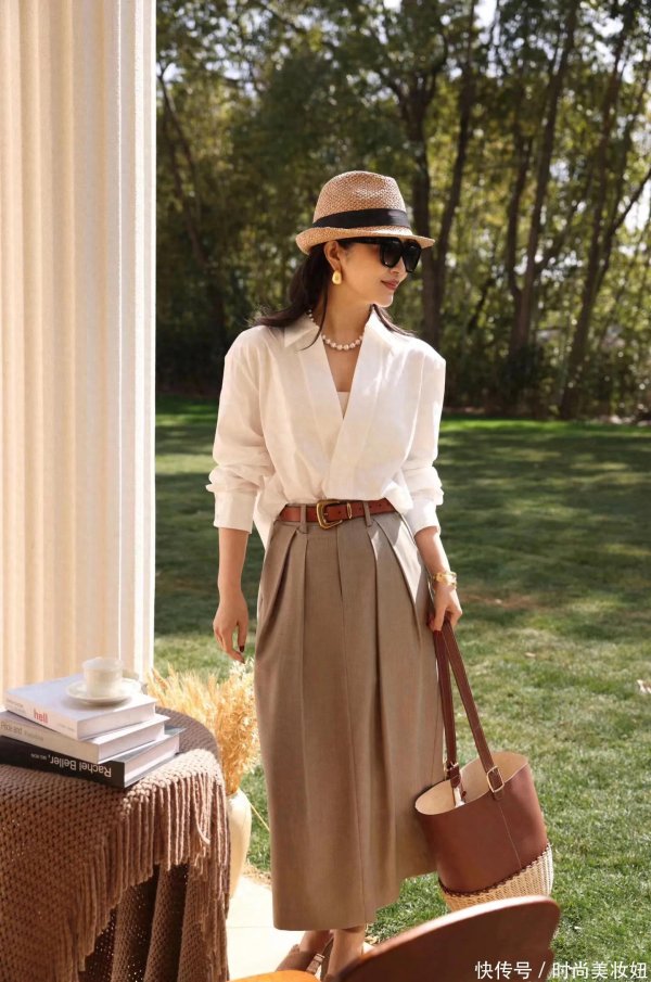 安福相册 被60岁的姆妈惊艳了，白衬衫立领穿+玄色半身裙，高等又洋气