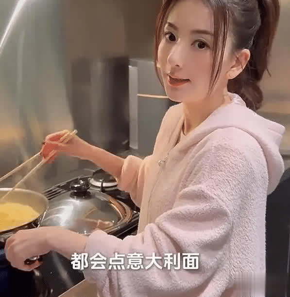 莆田安福相册 郭富城浑家平价超市买菜，7岁犬子维护提袋，母女似姐妹