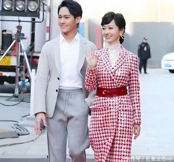 莆田安福相册 赵雅芝的三个犬子，宗子次子年近5旬，三犬子长相帅气，跟她很像