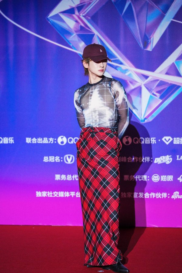 莆田安福家园 周震南耀眼QQ音乐巅峰之夜，先锋造型多元舞台吸睛获好评