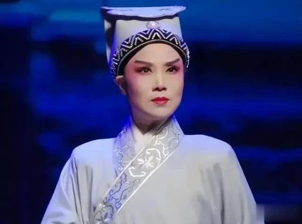 安福相册 她连登5年春晚，老公小15岁未育，却过得超幸福！