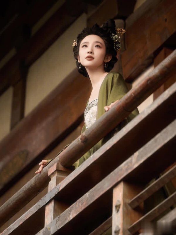 莆田安福家园 唐艺昕古风写照演绎盛唐好意思学，粉丝催其速速进组！