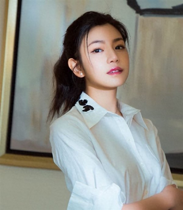 莆田安福家园 陈妍希仳离后暴瘦首晒照，无名指戒痕脱色，与何炅黄磊同框颜值回春
