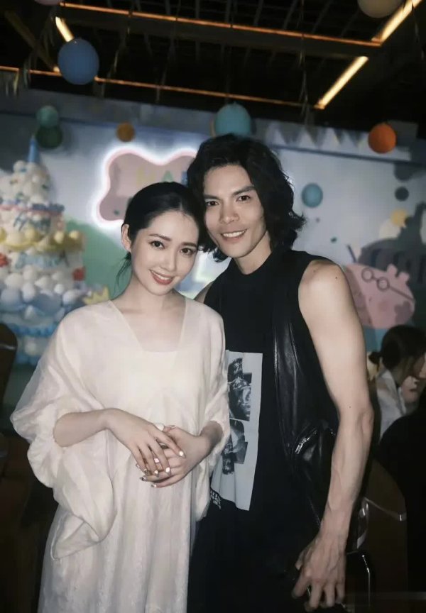 安福相册 向佐开10小时车见郭碧婷：深情如故“公关脚本”？